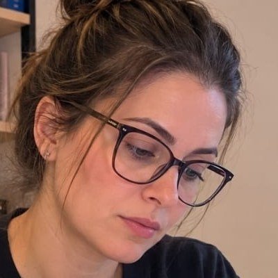 Sara J., author of this MemoHoney review, studying at her desk